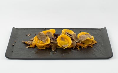 Ravioli ripieni di faraona e tartufo nero su letto di funghi barboni